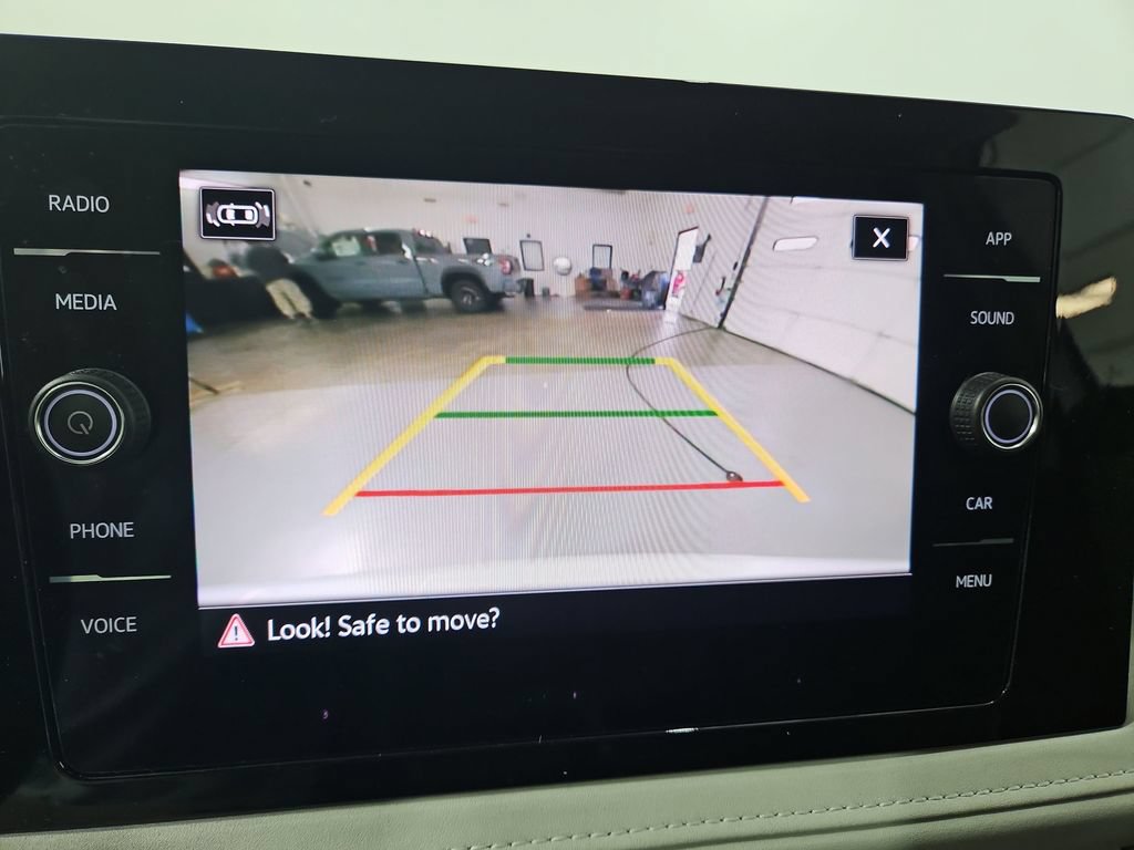 Used 2025 Volkswagen Taos SE w/ Panoramic Sunroof Package FWD image 22