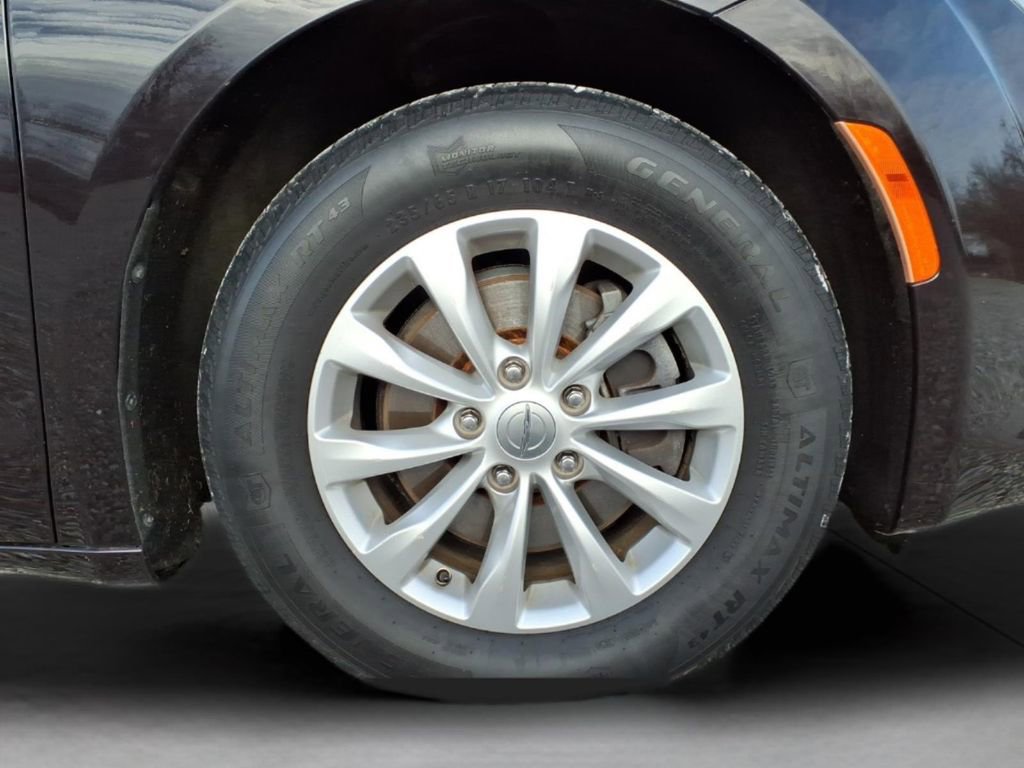 Used 2017 Chrysler Pacifica Touring-L image 11