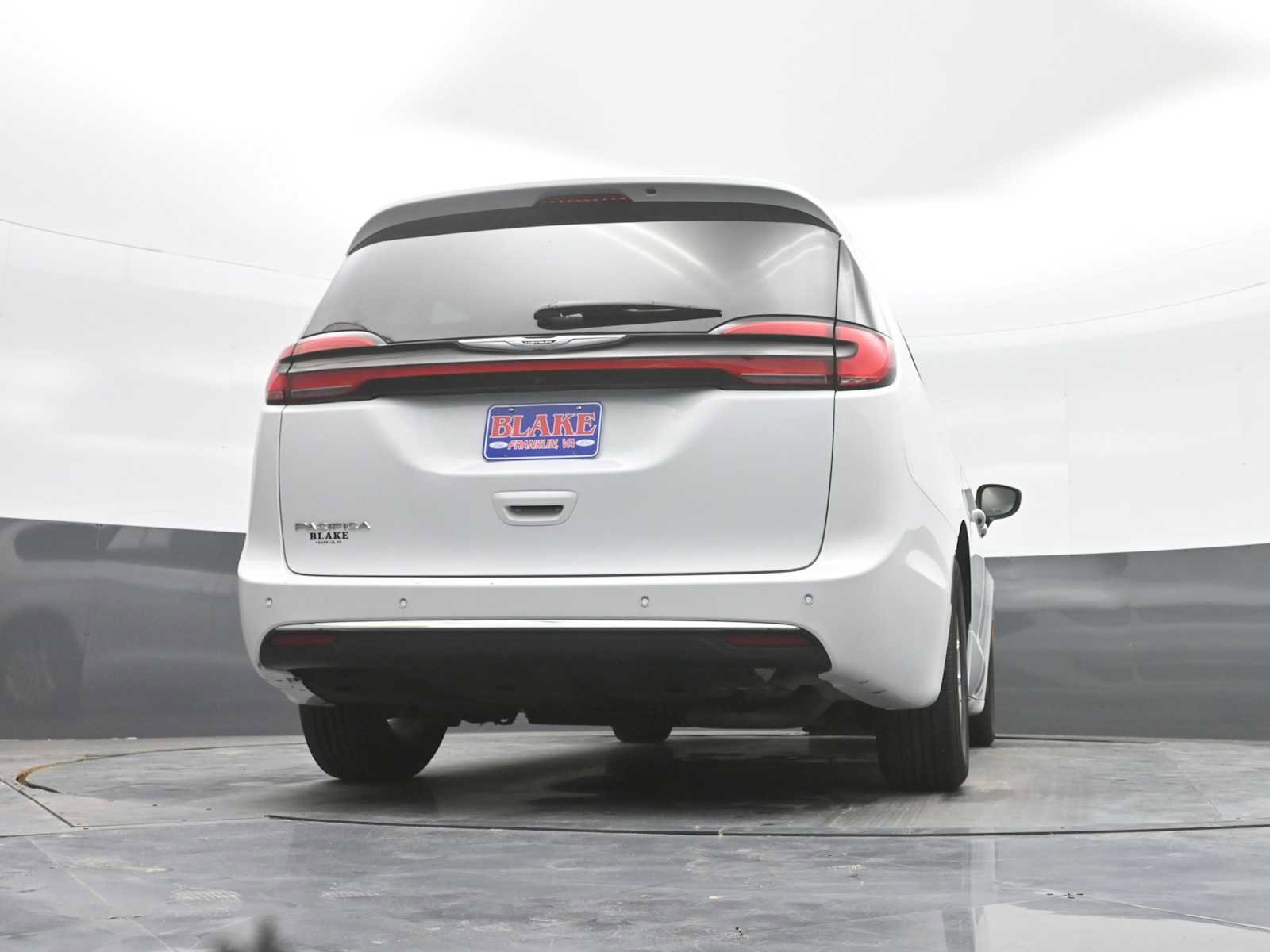 Used 2024 Chrysler Pacifica Touring-L image 24