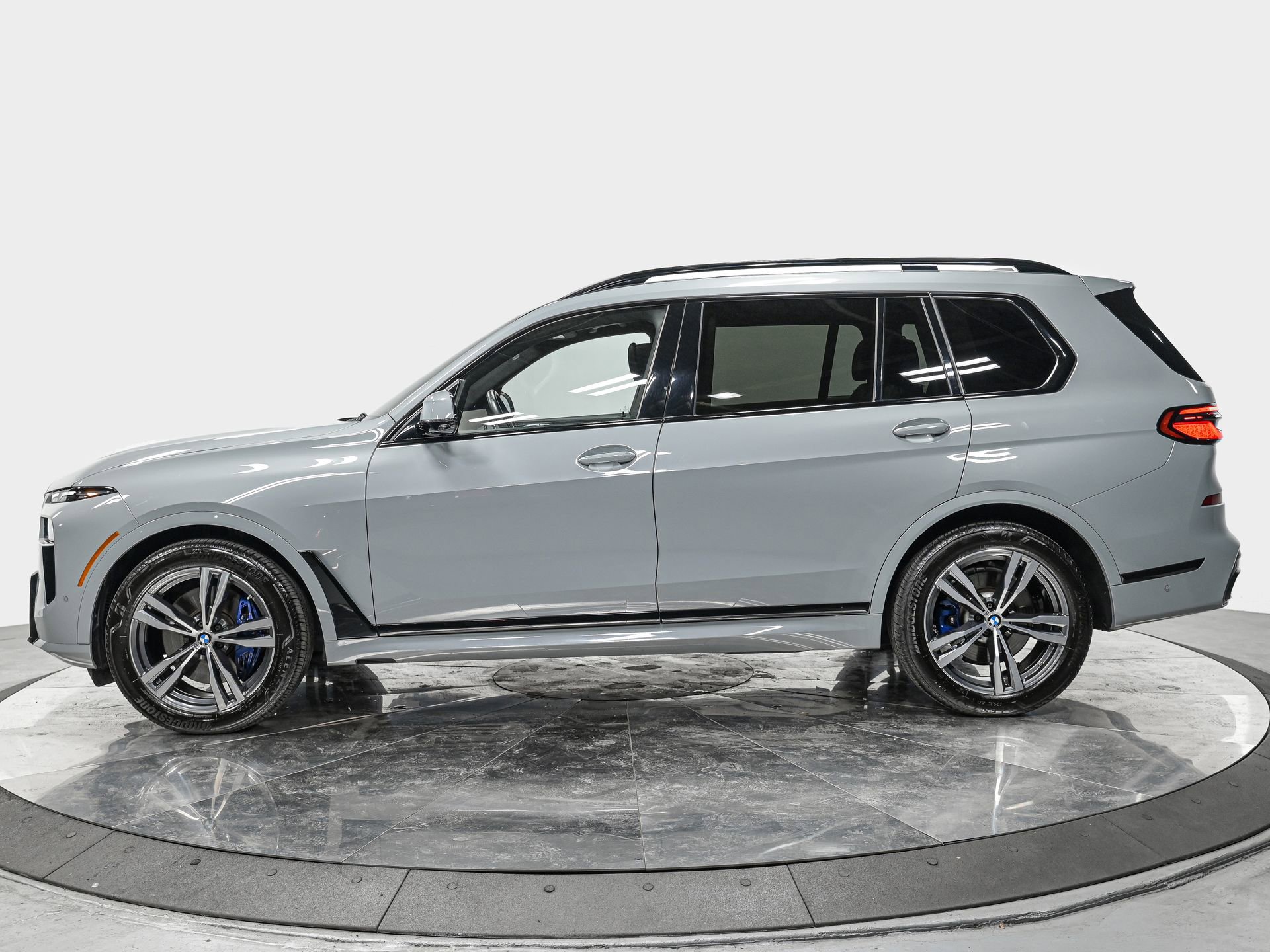 Used 2023 BMW X7 xDrive40i w/ M Sport Package image 2