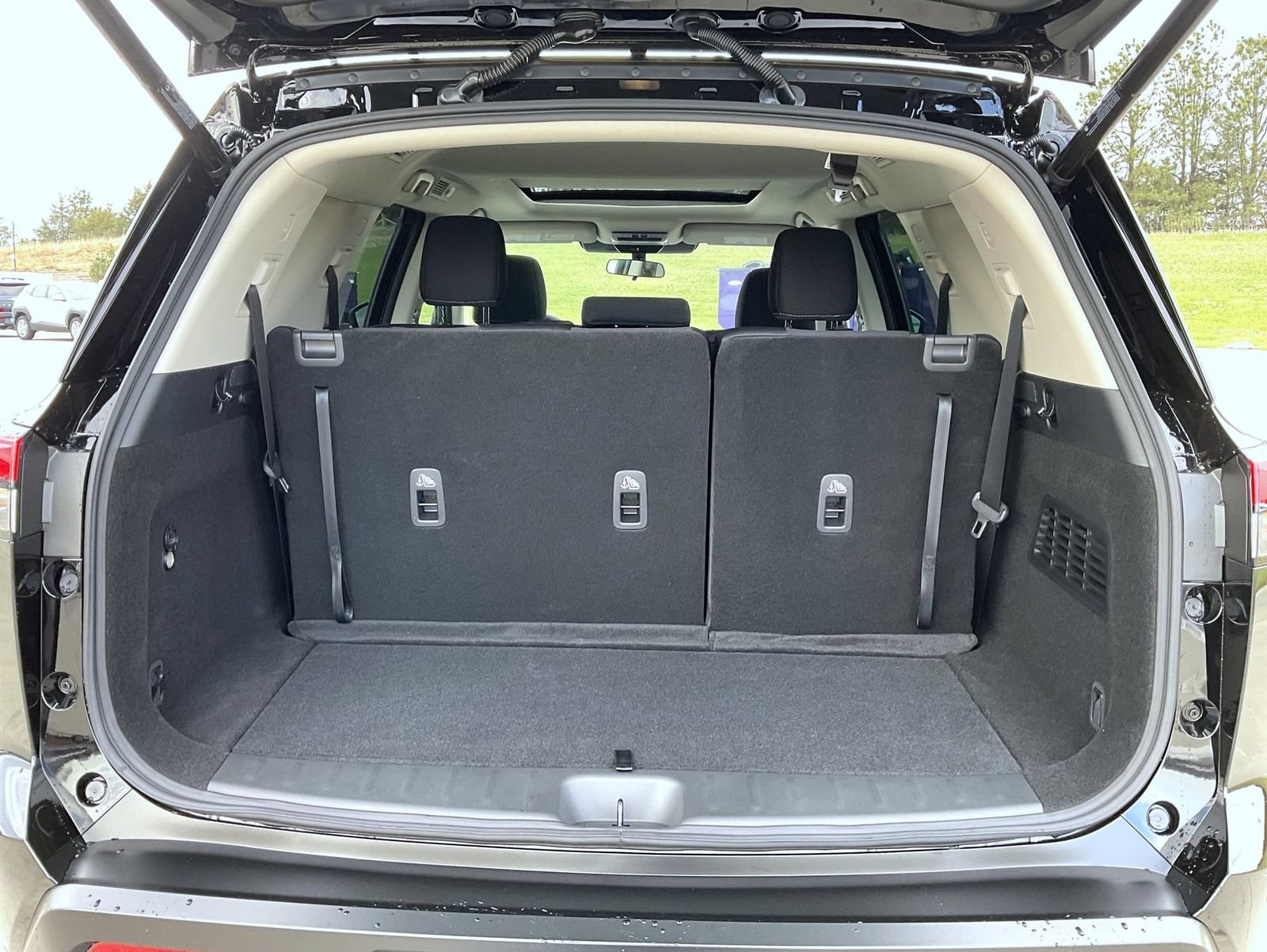 New 2026 Nissan Pathfinder SV w/ SV Premium Package AWD/4WD image 9