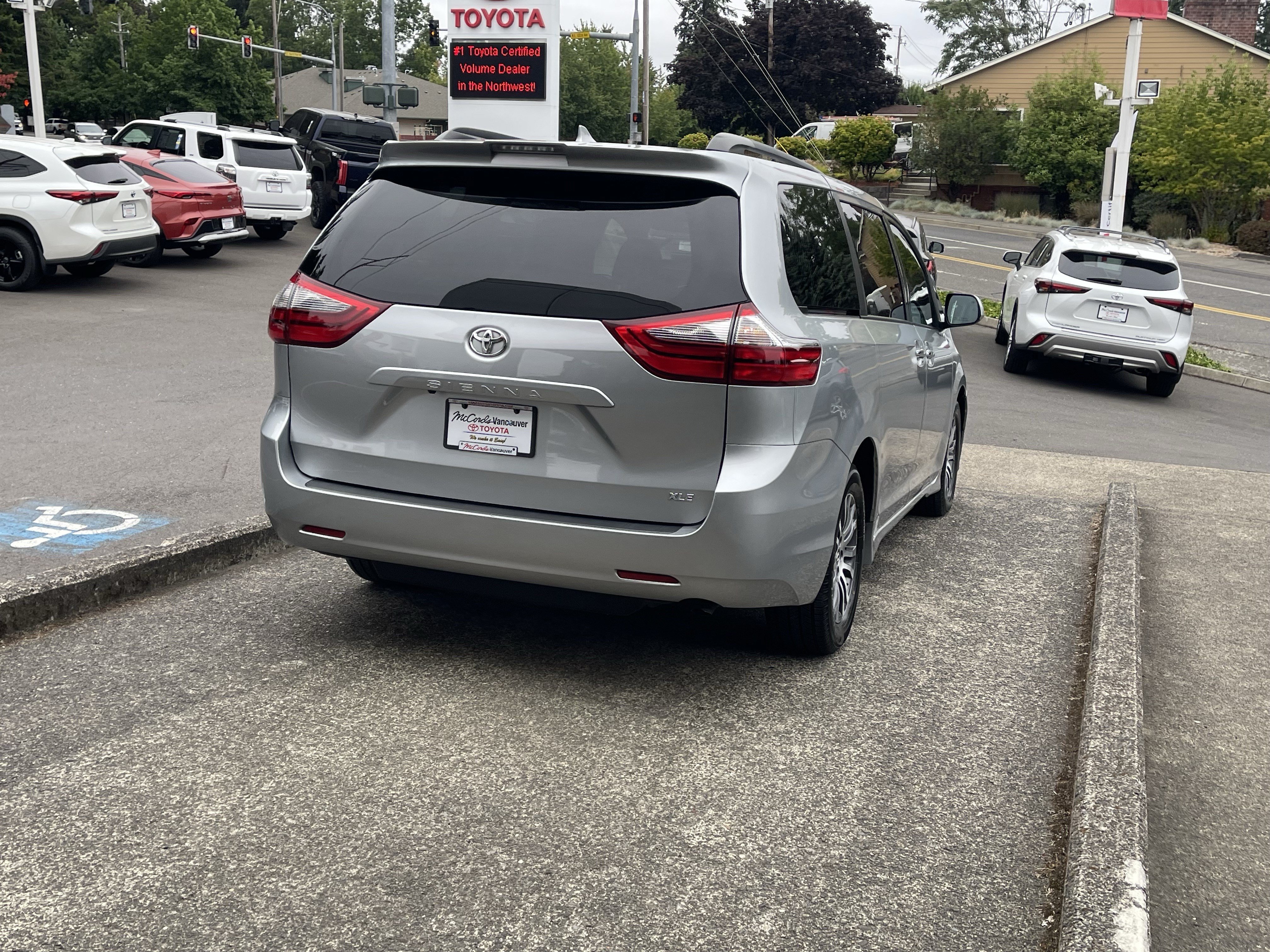 Certified 2020 Toyota Sienna XLE FWD image 7