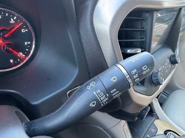 Used 2018 GMC Acadia Denali w/ Technology Package FWD image 12