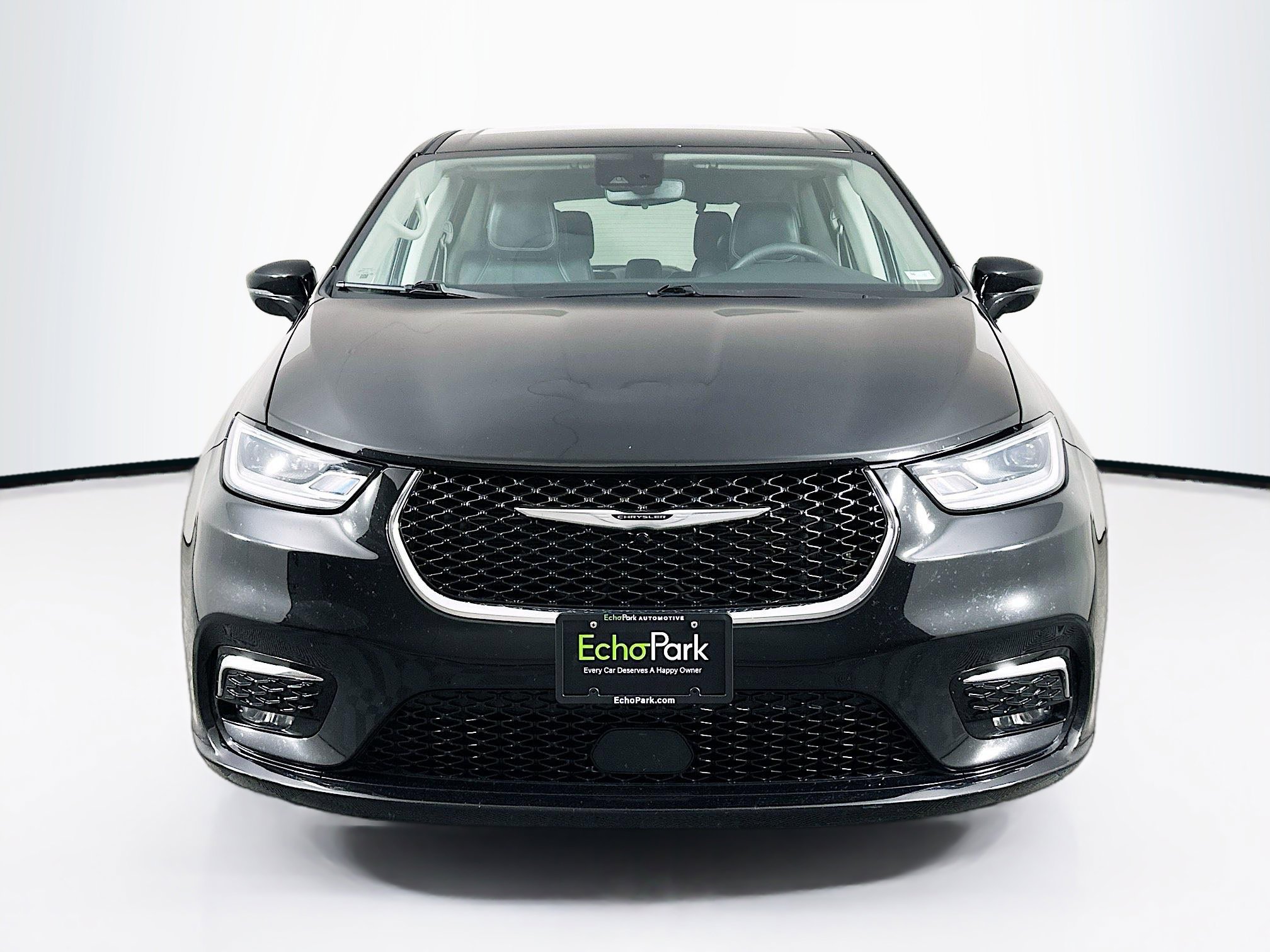 Used 2024 Chrysler Pacifica Touring-L image 2