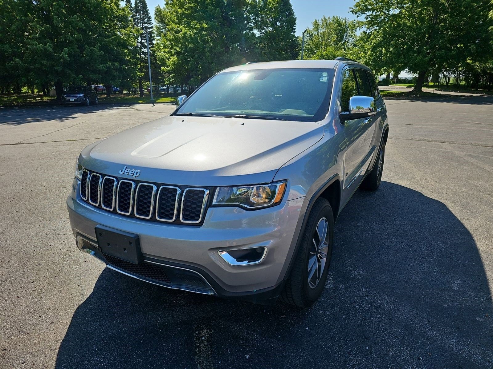 Used 2019 Jeep Grand Cherokee Limited AWD/4WD image 2