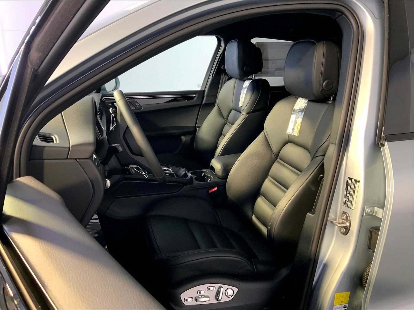 New 2026 Porsche Macan AWD/4WD image 5