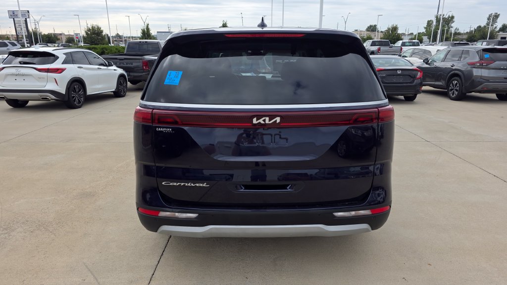 Used 2022 Kia Carnival LX FWD image 4