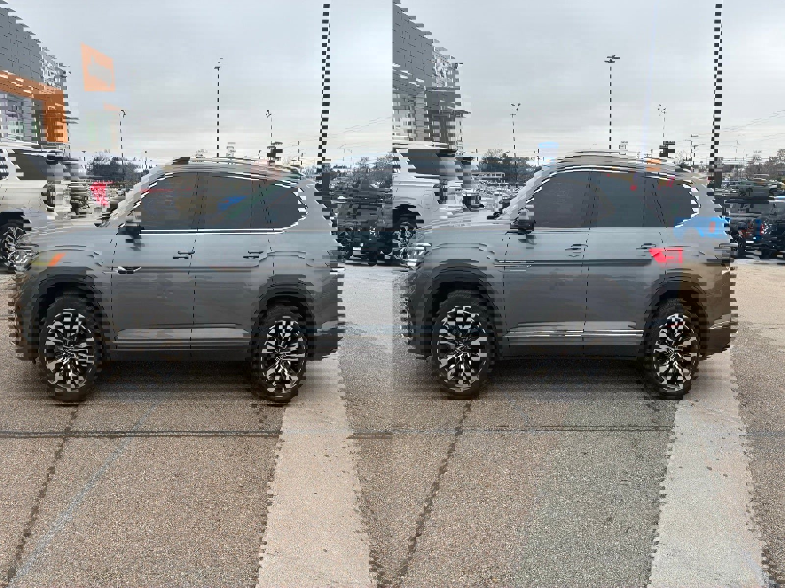 Used 2021 Volkswagen Atlas SEL Premium image 3