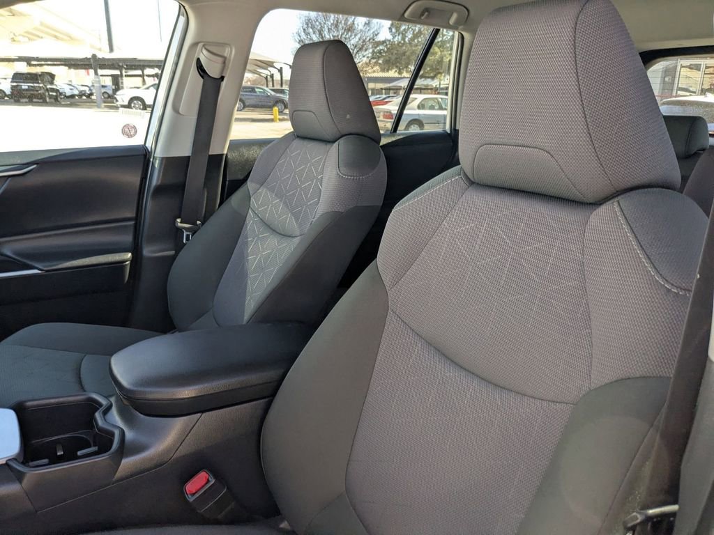 Used 2025 Toyota RAV4 XLE image 14