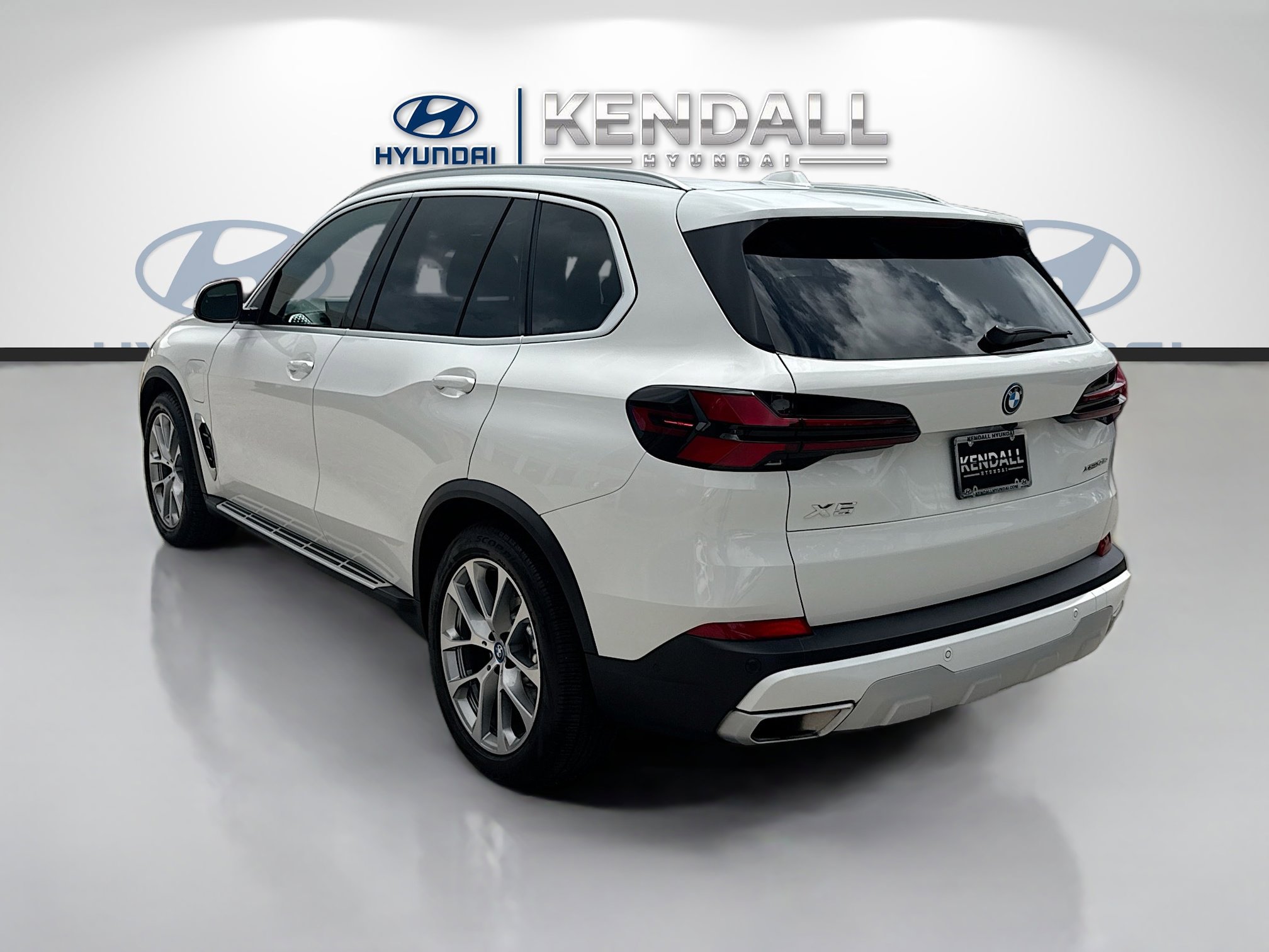 Used 2025 BMW X5 xDrive50e image 4