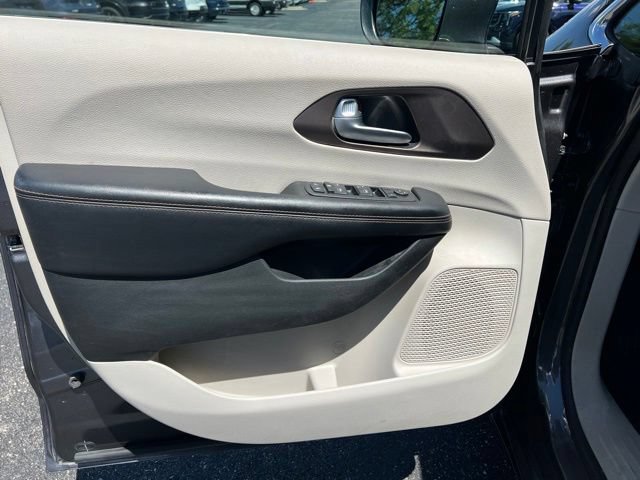 Used 2018 Chrysler Pacifica Touring-L FWD image 25