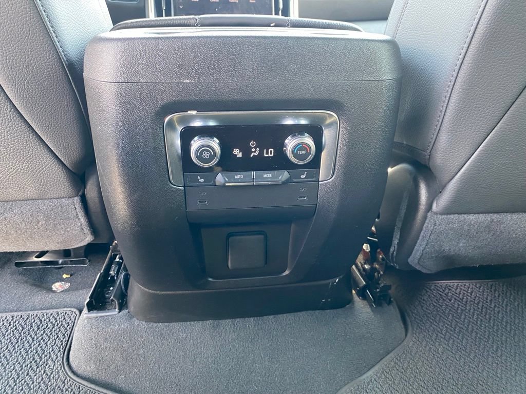 Used 2025 GMC Yukon XL Denali AWD/4WD image 27