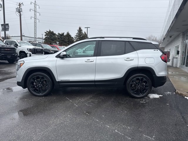 Used 2022 GMC Terrain SLE w/ Driver Convenience Package image 3