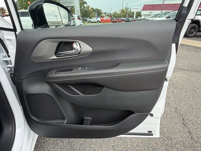New 2027 Chrysler Pacifica LX FWD image 30