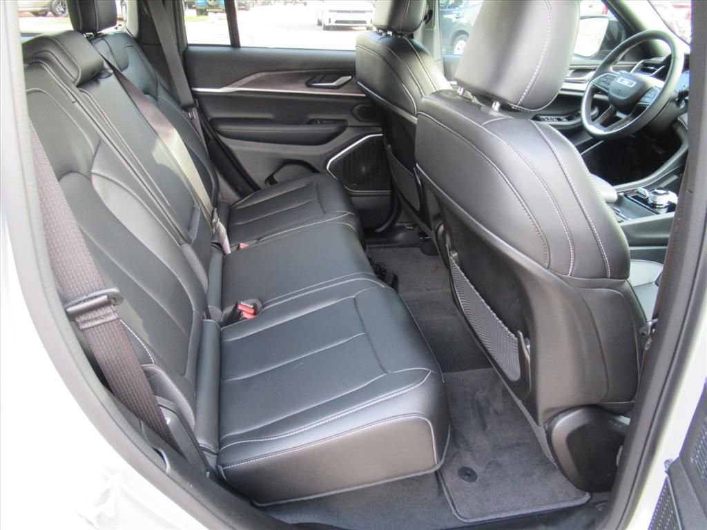 Certified 2024 Jeep Grand Cherokee Limited w/ Black Appearance Package image 32