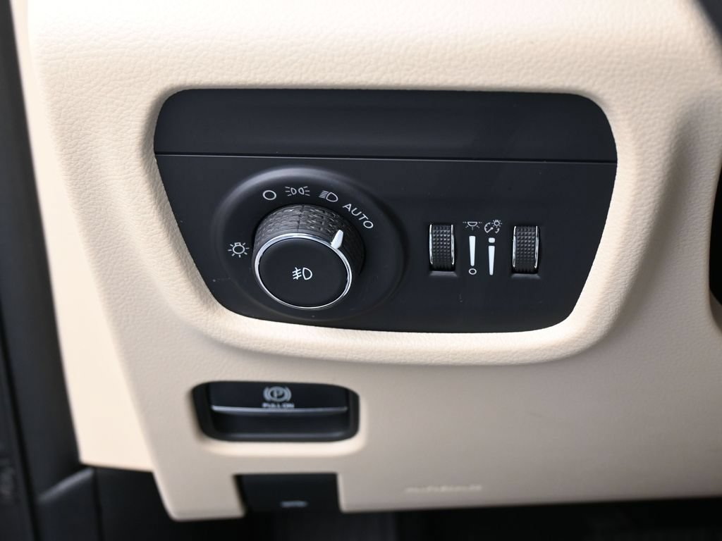 Used 2023 Jeep Grand Cherokee L Limited w/ Luxury Tech Group II AWD/4WD image 17