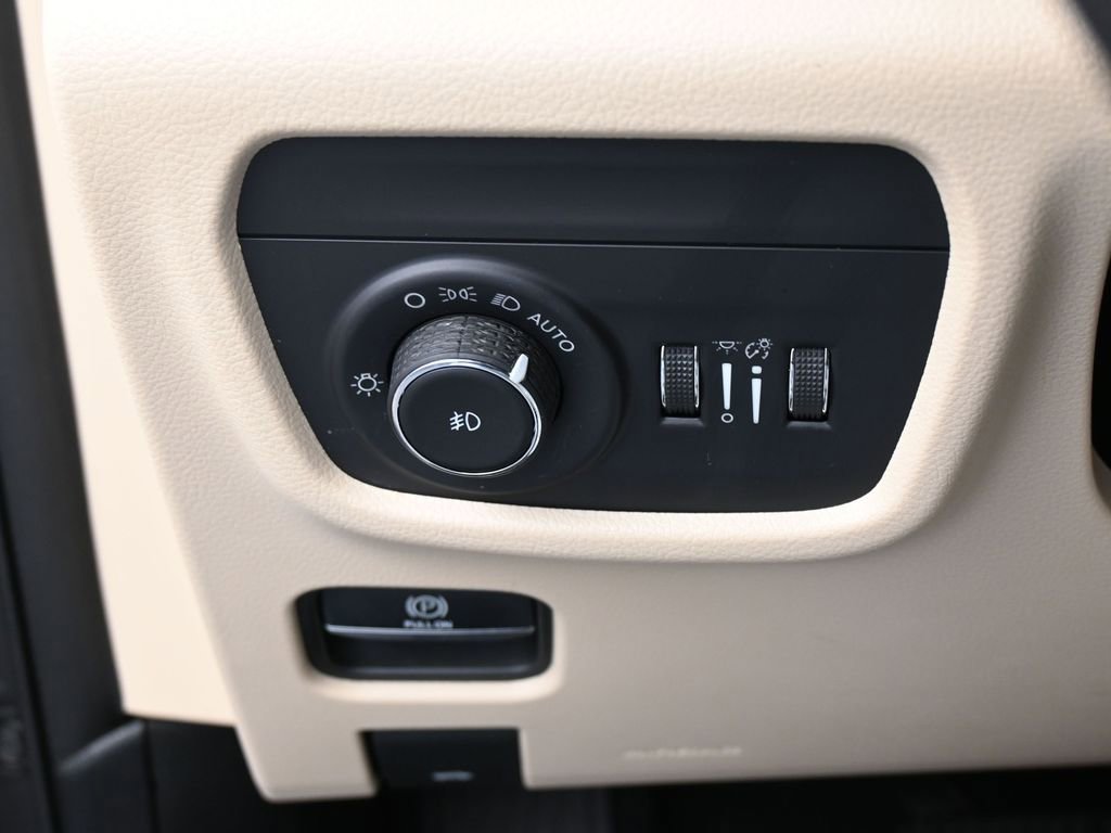 Used 2023 Jeep Grand Cherokee L Limited w/ Luxury Tech Group II AWD/4WD image 17
