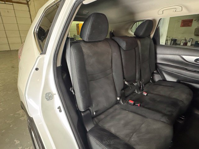 Used 2016 Nissan Rogue SV w/ SV Family Package AWD/4WD image 33