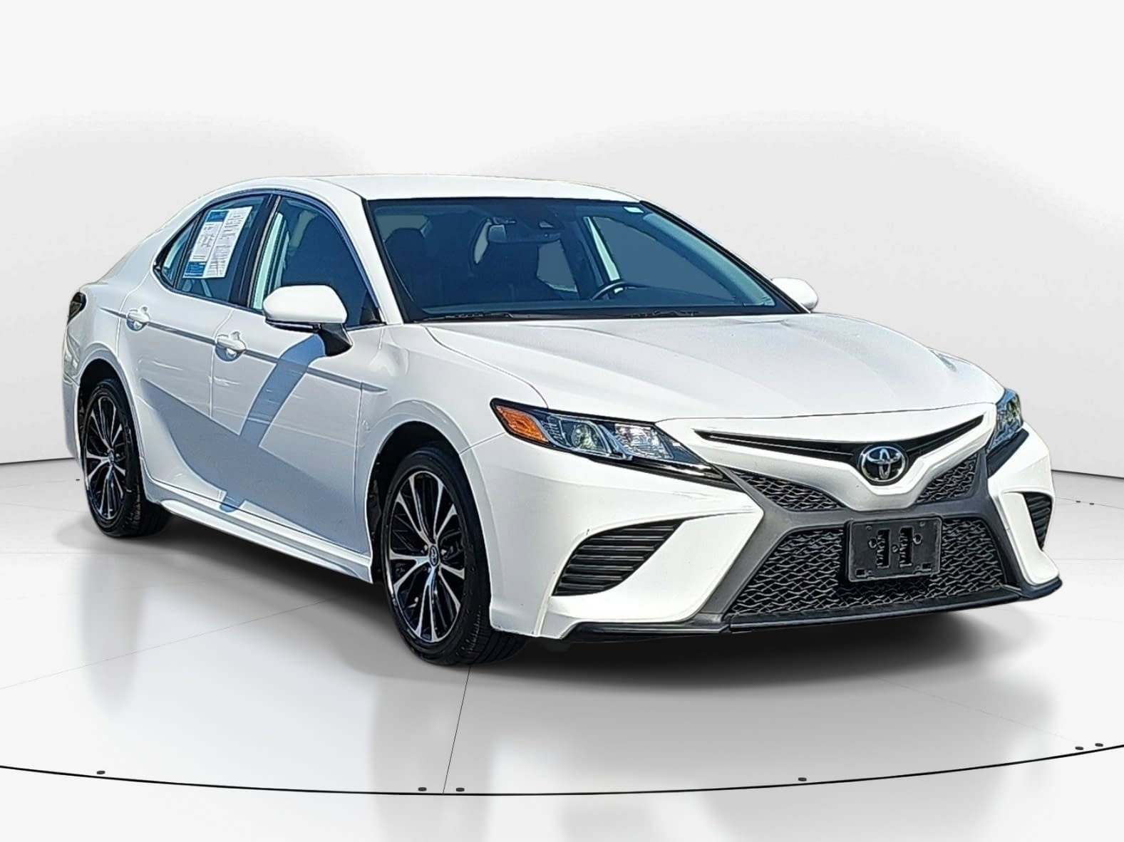 Used 2019 Toyota Camry SE w/ Convenience Package FWD image 2