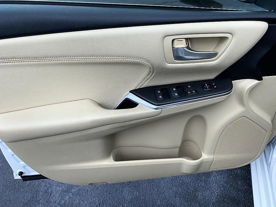 Used 2017 Toyota Camry XLE w/ Moonroof Package FWD image 9