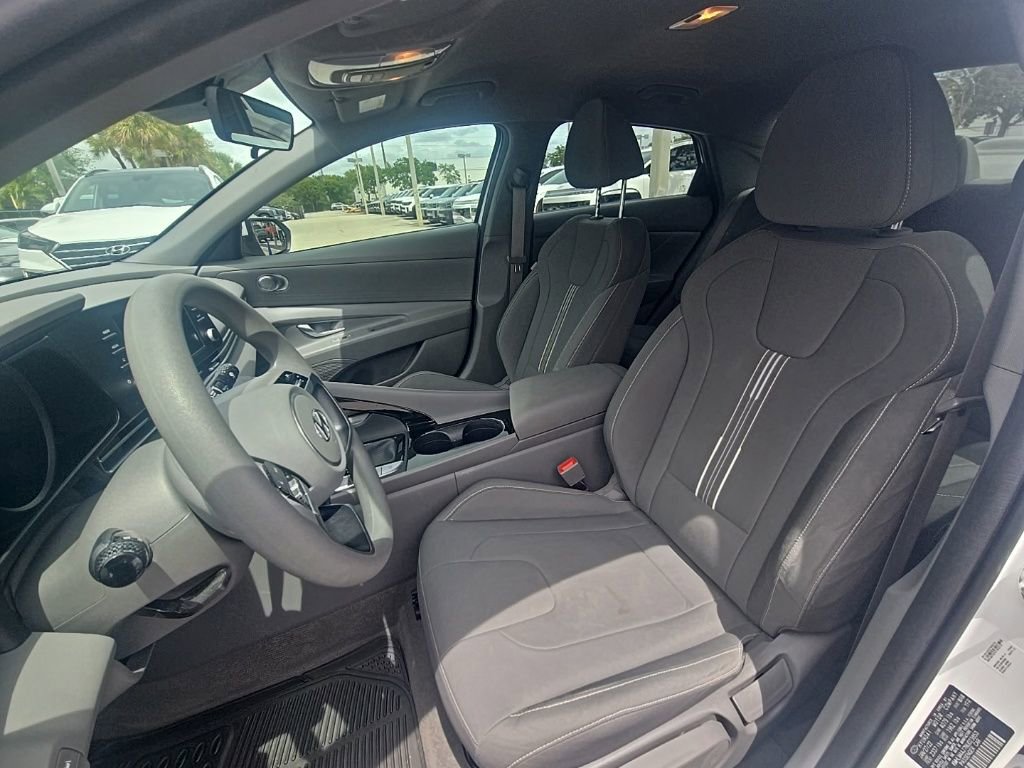 Used 2022 Hyundai Elantra Blue image 16