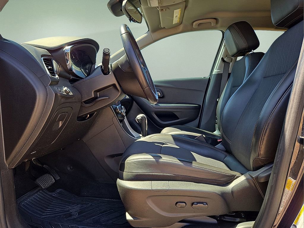 Used 2021 Chevrolet Trax LT w/ LT Convenience Package AWD/4WD image 21