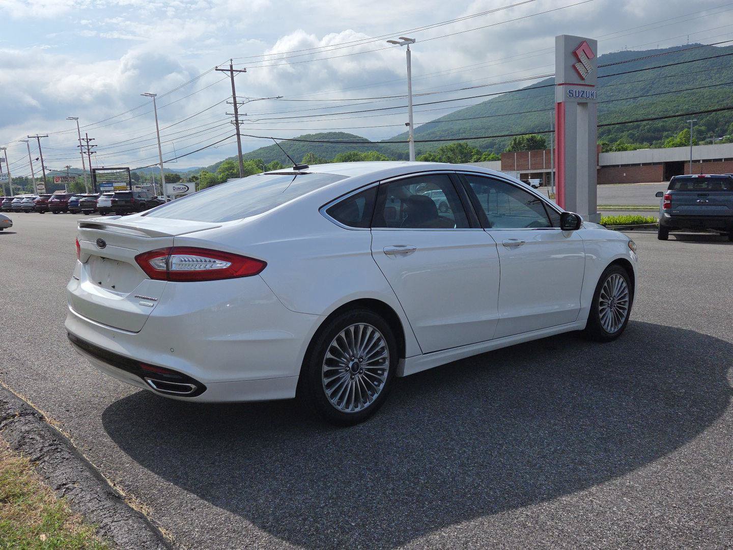 Used 2016 Ford Fusion Titanium FWD image 3