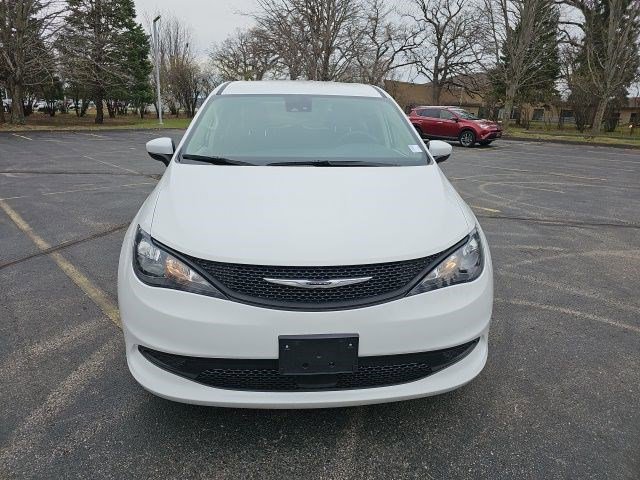 Used 2023 Chrysler Voyager LX image 9