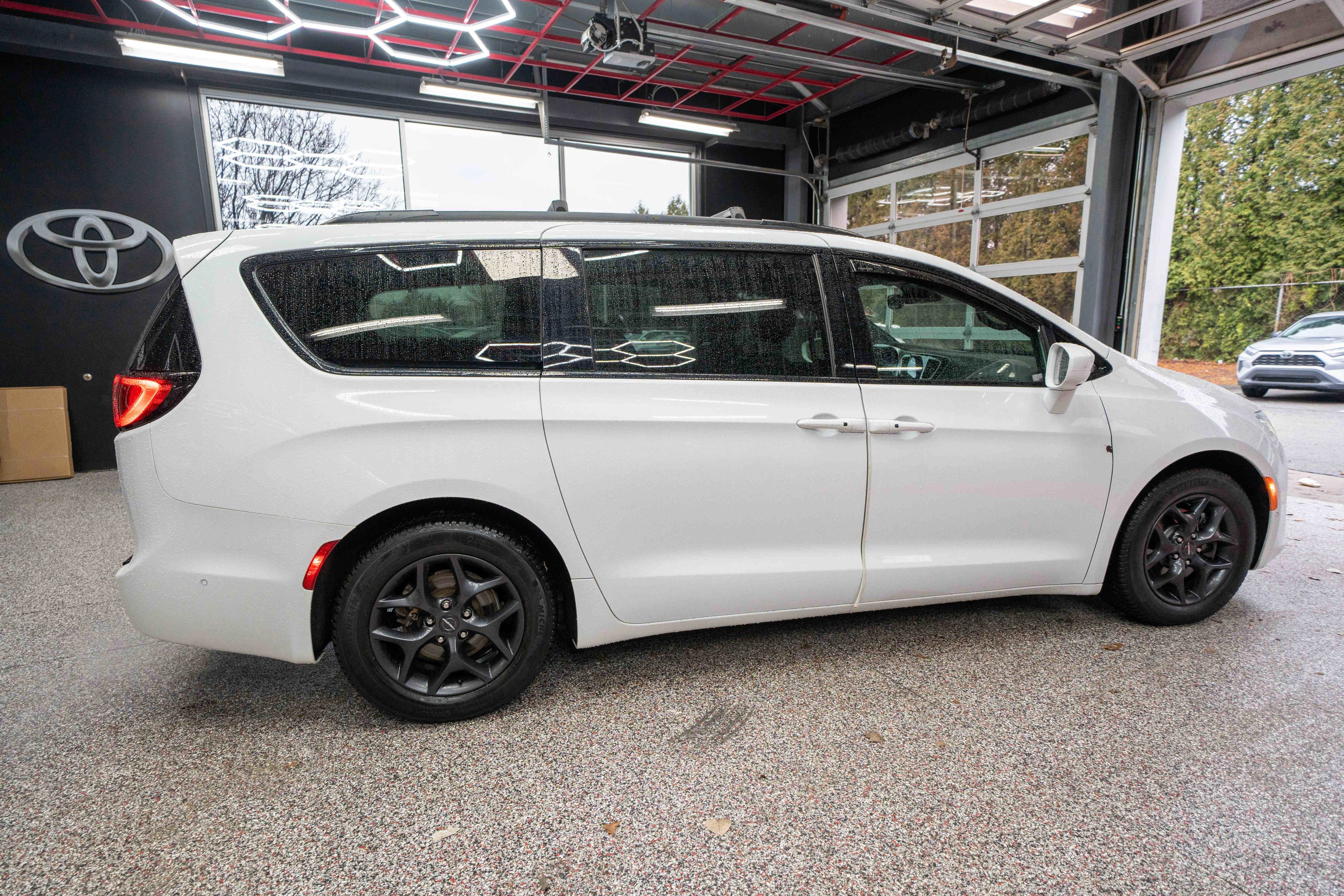 Used 2020 Chrysler Pacifica Touring-L Plus w/ Advanced Safetytec Group image 4