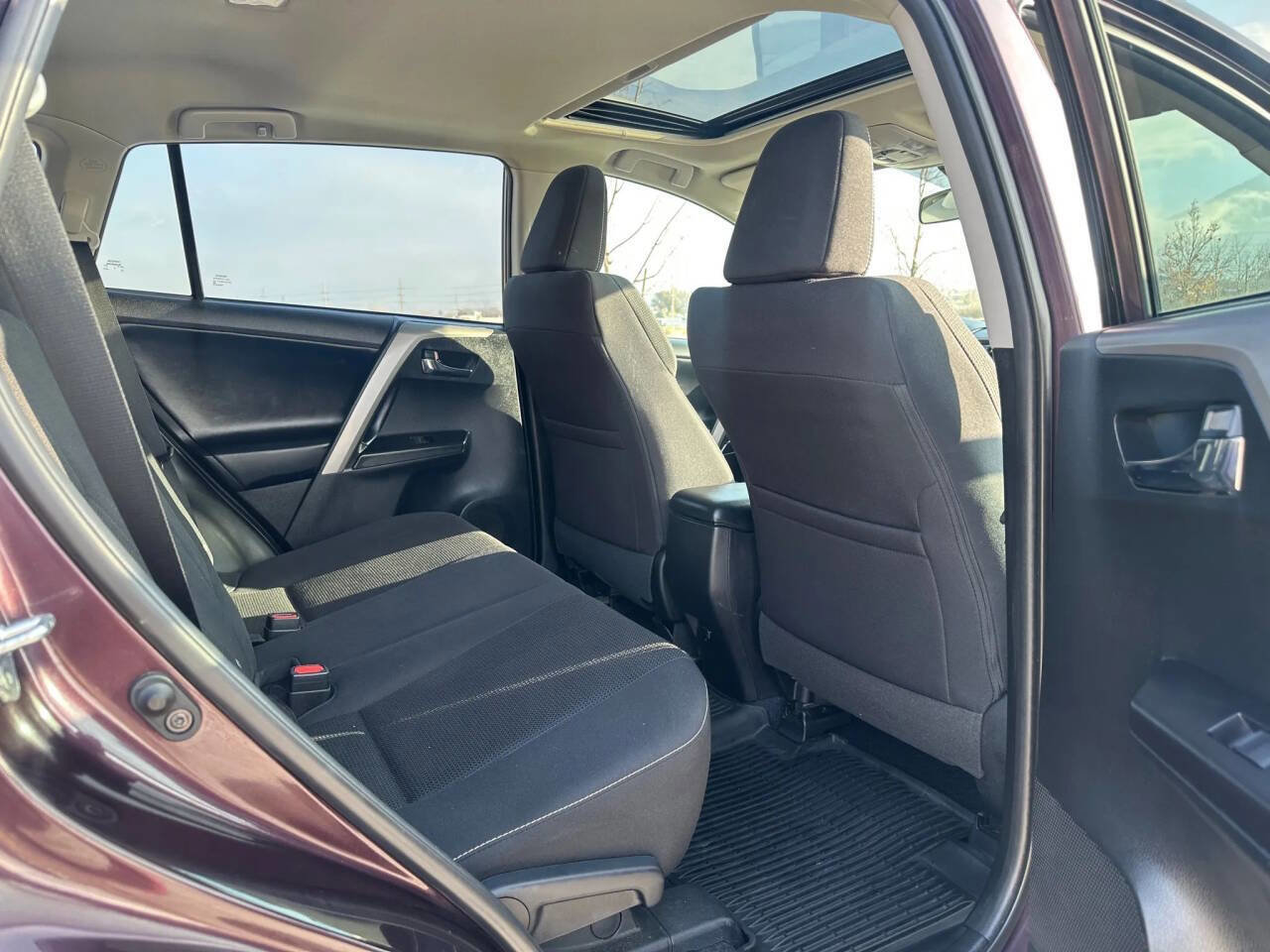 Used 2018 Toyota RAV4 XLE image 29