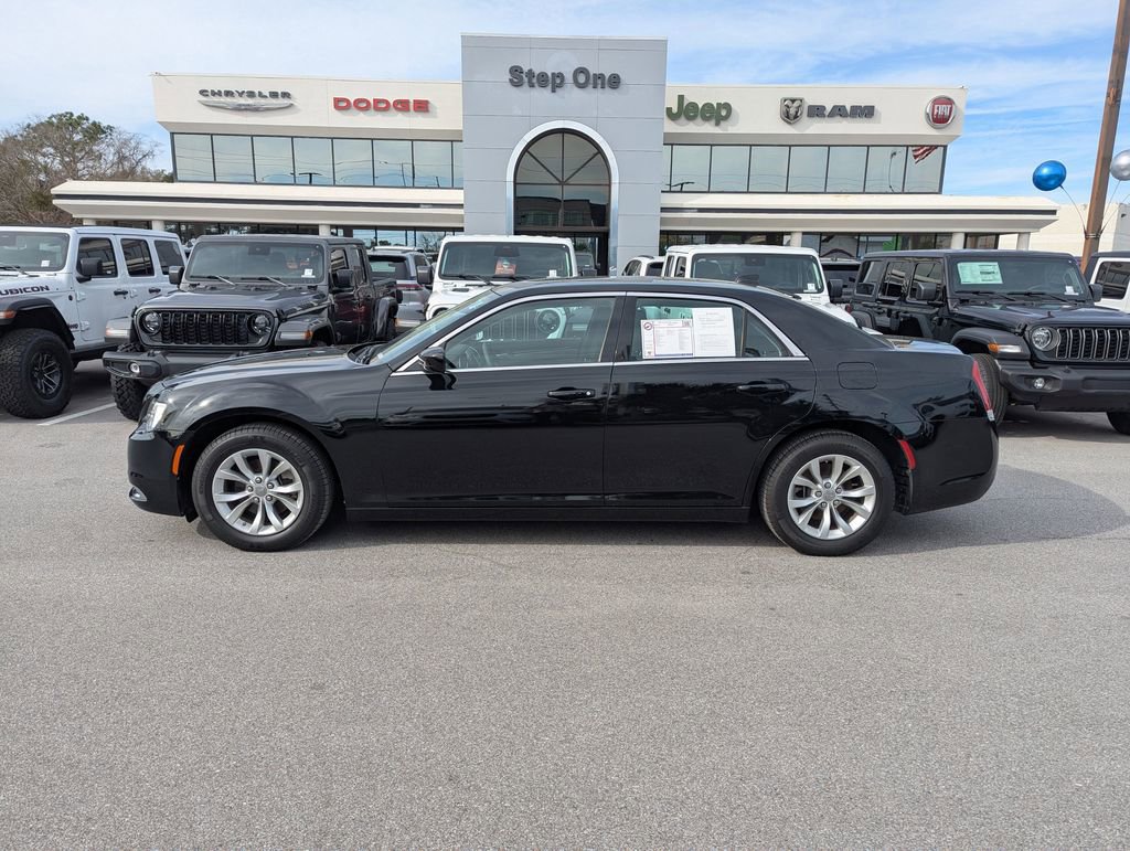 Used 2022 Chrysler 300 Touring image 8