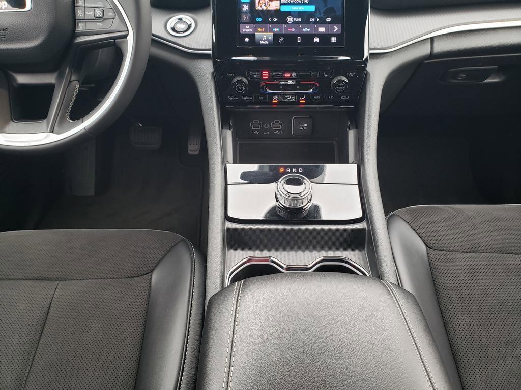 Used 2023 Jeep Grand Cherokee L Laredo image 24