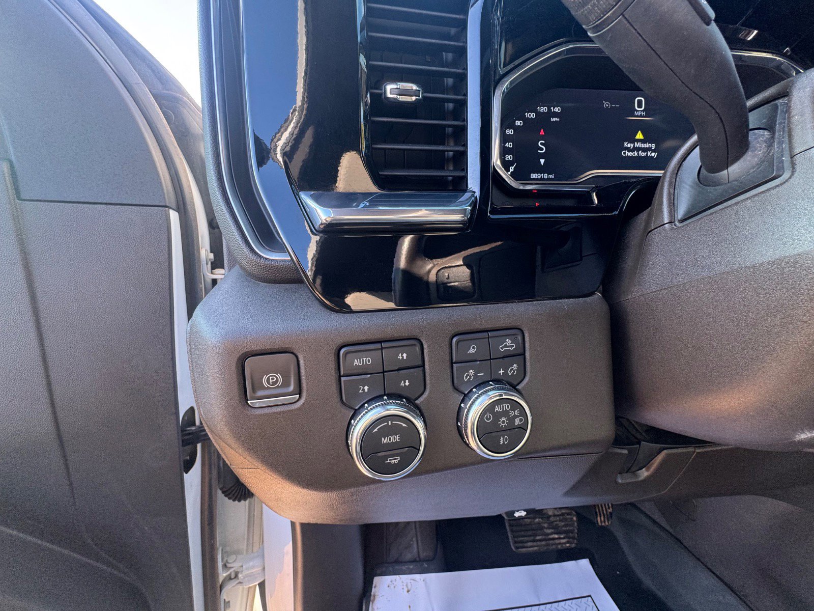 Used 2024 GMC Sierra 3500 SLT w/ SLT Convenience Package image 18