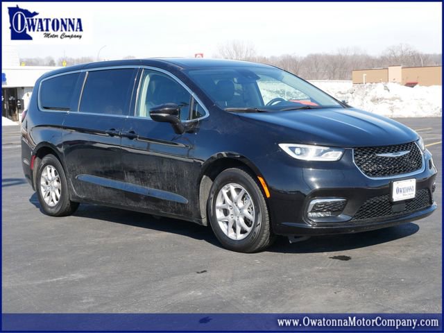 Used 2023 Chrysler Pacifica Touring-L image 1