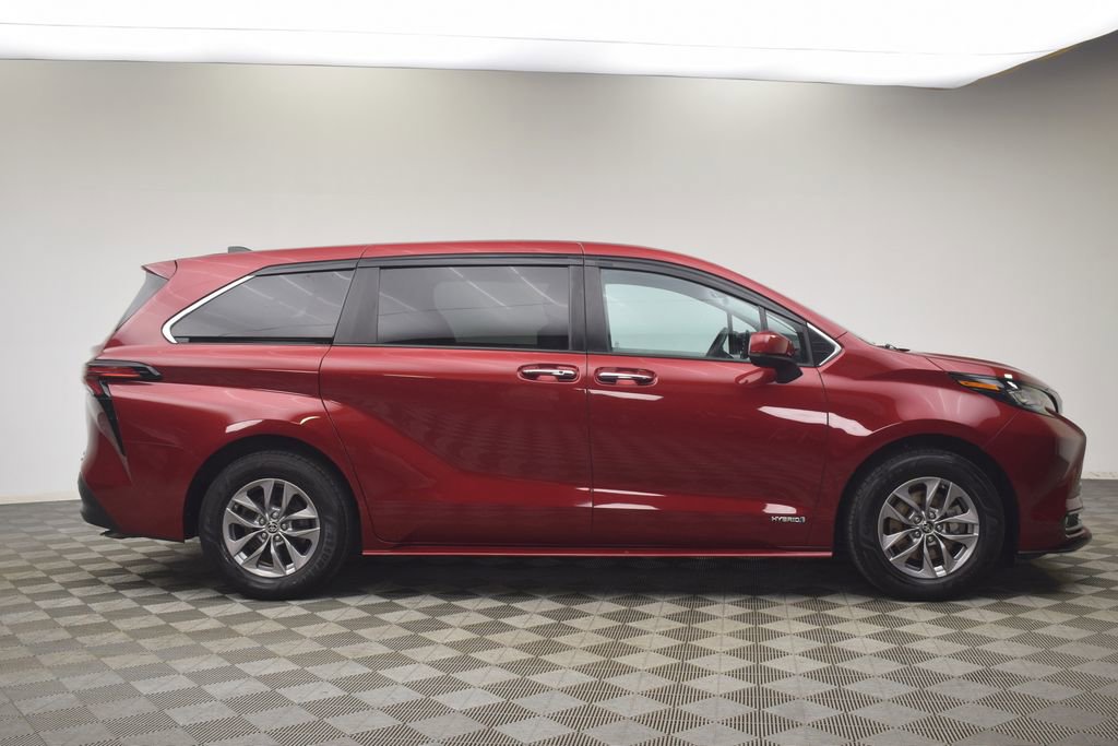 Used 2021 Toyota Sienna XLE image 12