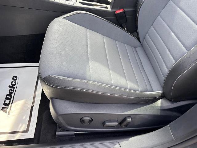 Used 2025 Volkswagen Jetta SE FWD image 19