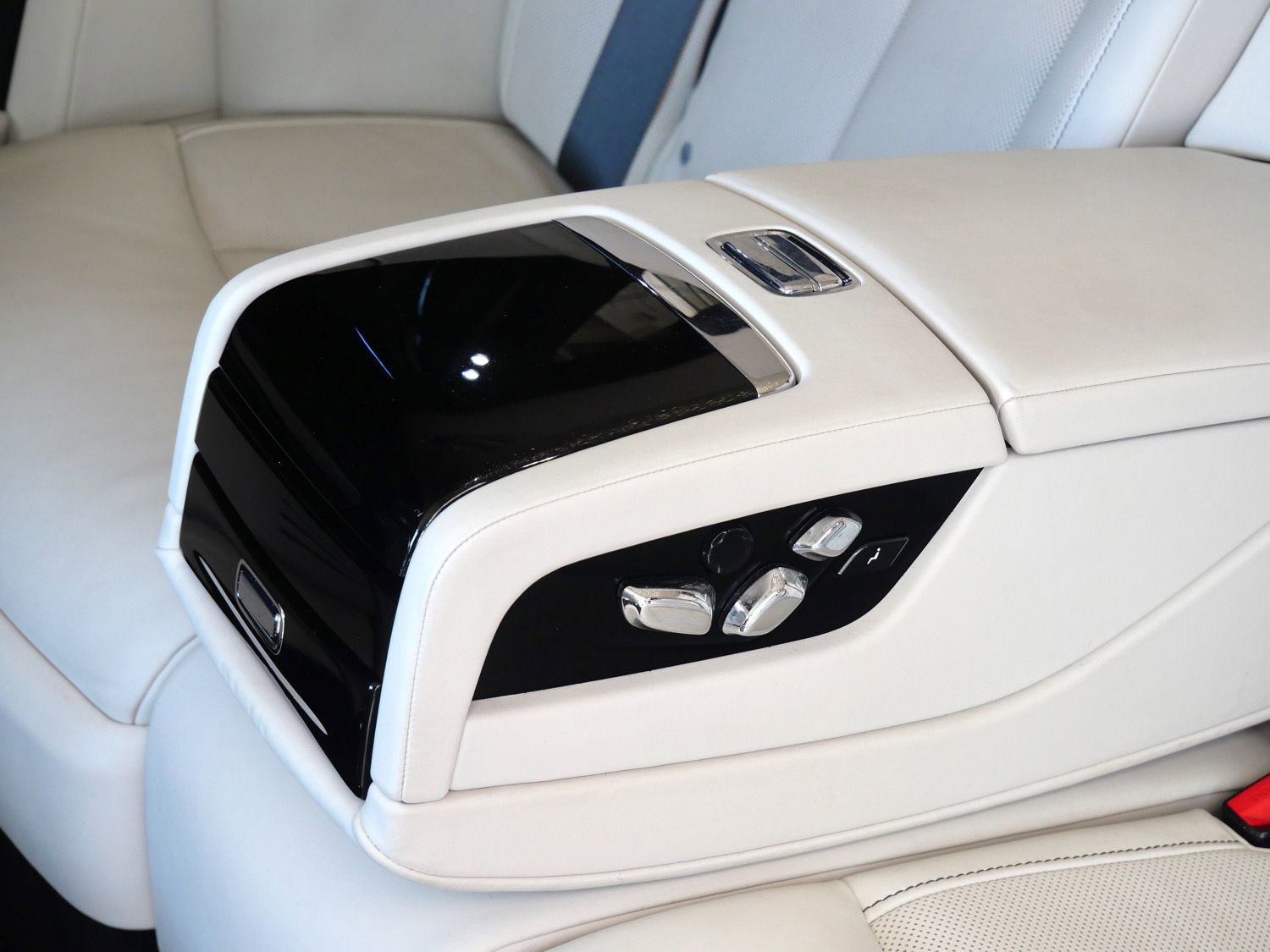 Used 2024 Rolls-Royce Phantom Extended Wheelbase w/ The Phantom Package RWD image 28