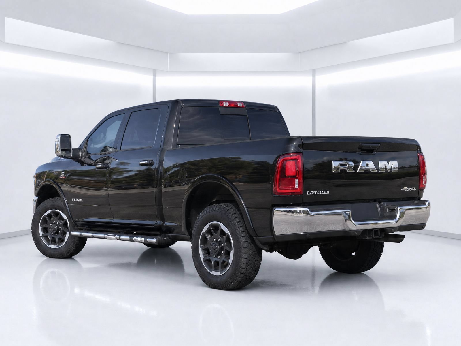 Used 2025 RAM 2500 Laramie AWD/4WD image 3