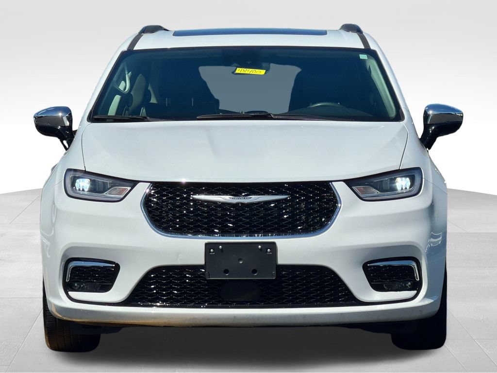 Used 2023 Chrysler Pacifica Limited FWD image 2