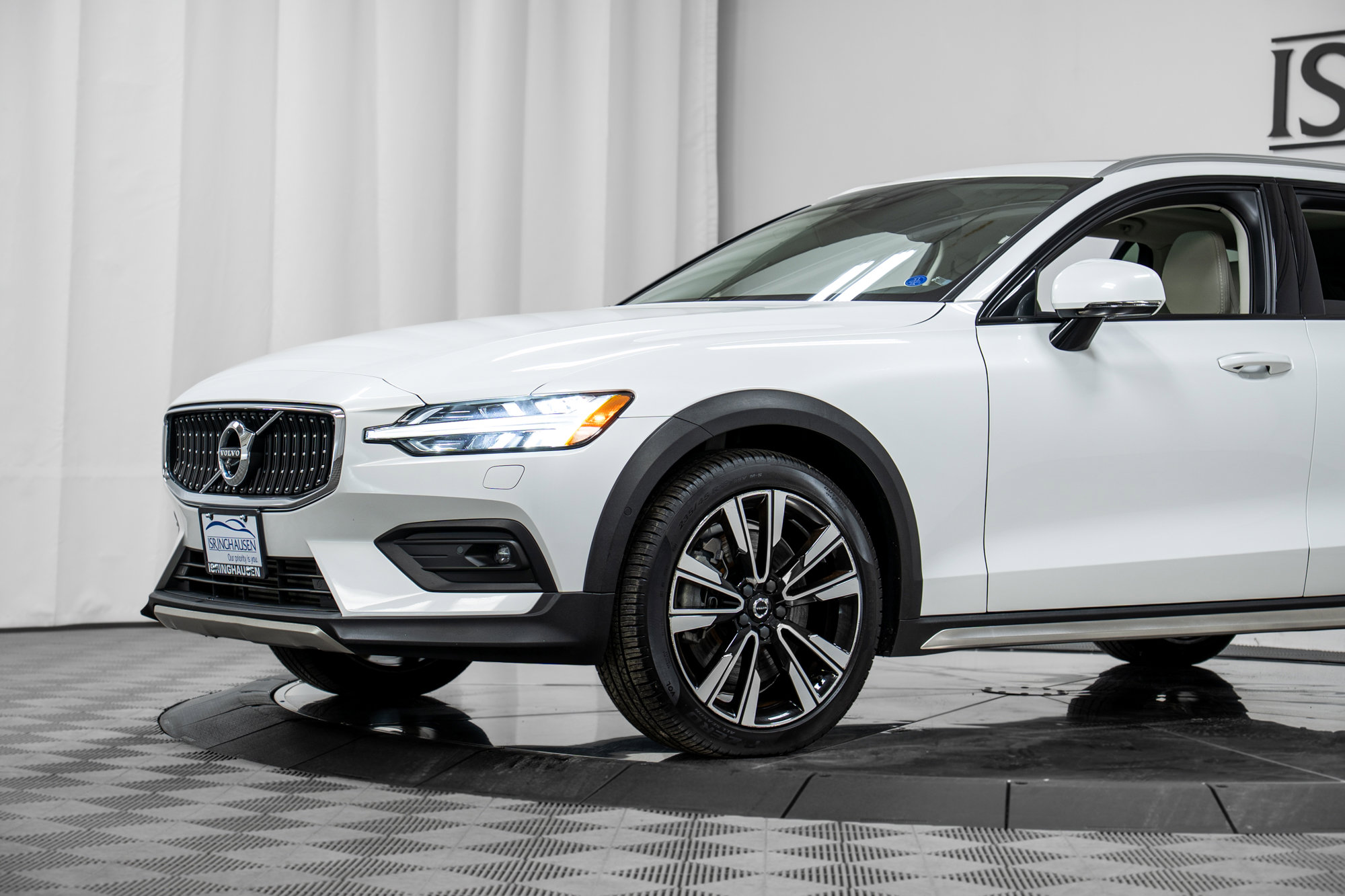 Used 2020 Volvo V60 T5 Cross Country image 25