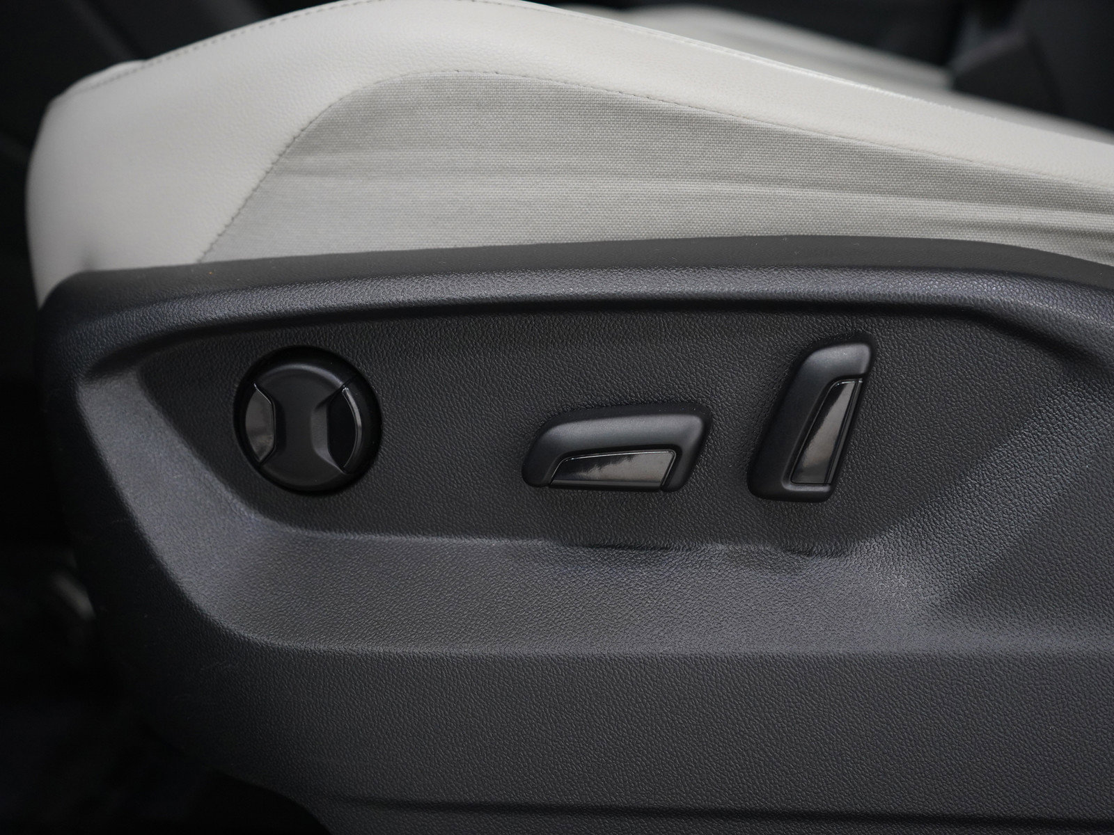 Used 2018 Volkswagen Tiguan SE w/ Front Fog Lights Package image 27