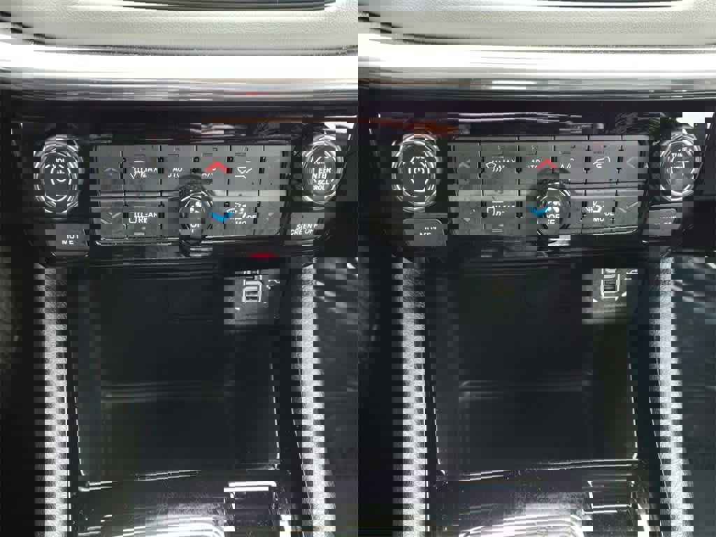 Used 2024 Jeep Compass Limited image 19