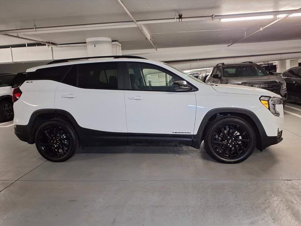Used 2023 GMC Terrain SLE w/ Elevation Edition image 4