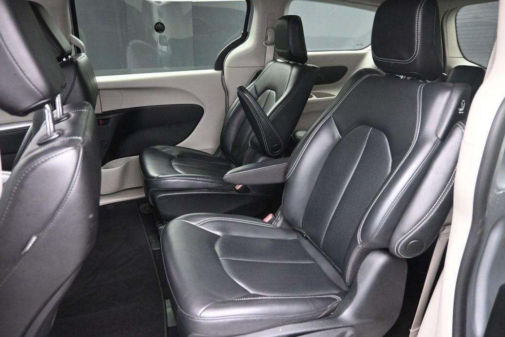 Used 2023 Chrysler Pacifica Touring-L FWD image 10