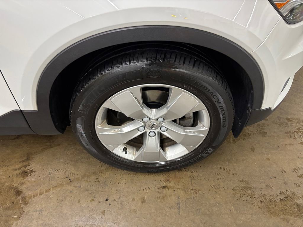 Used 2019 Volvo XC40 T4 Momentum image 33