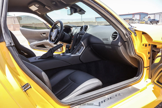 Used 2014 SRT Viper SRT-10 w/ Grand Touring Package RWD image 28