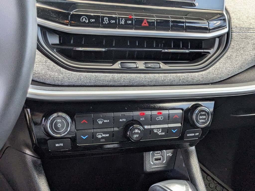 Used 2025 Jeep Compass Latitude w/ Sun & Sound Group AWD/4WD image 20