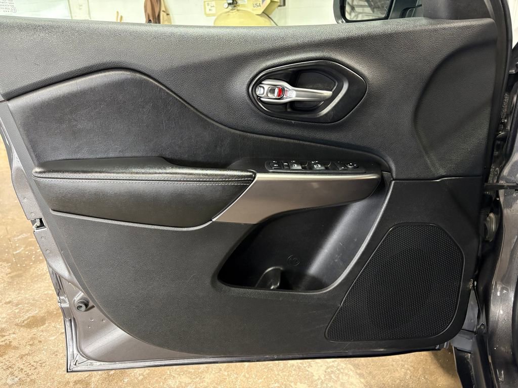 Used 2019 Jeep Cherokee Latitude w/ Cold Weather Group image 13