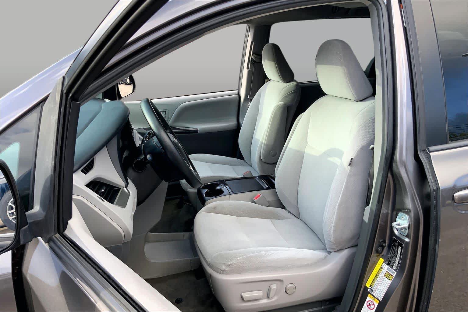 Used 2018 Toyota Sienna LE FWD image 8