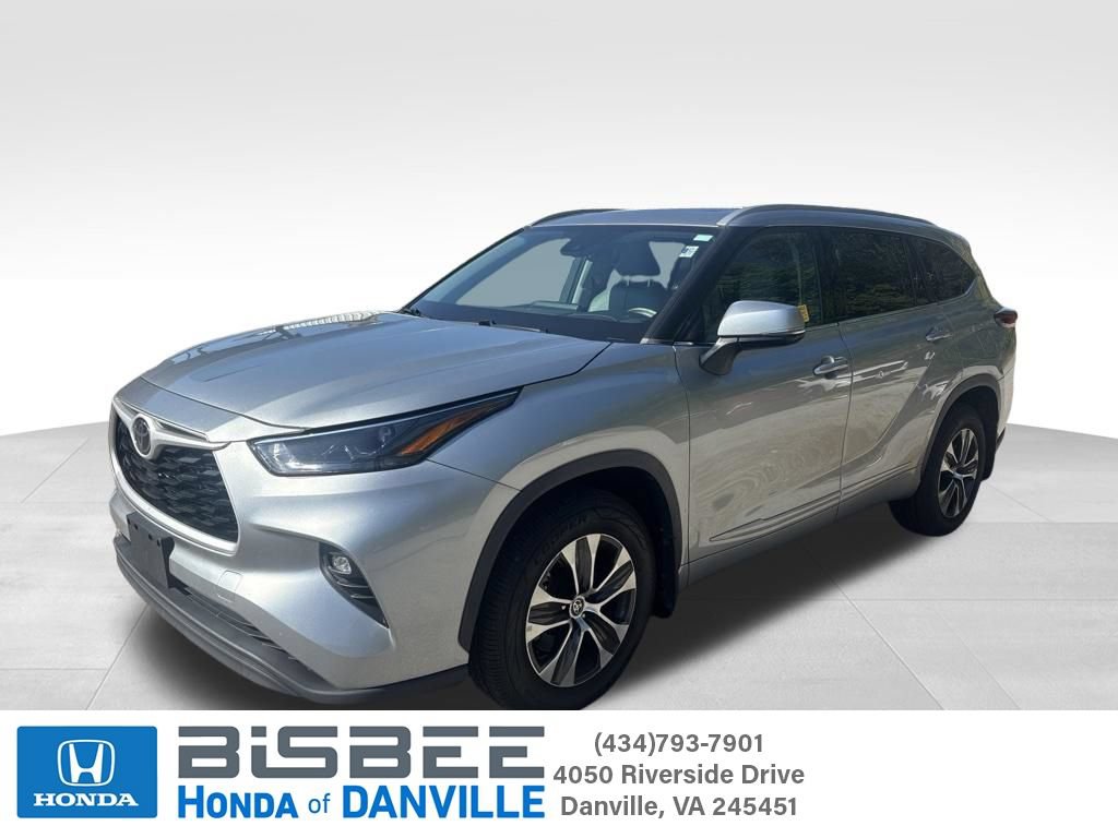 Used 2022 Toyota Highlander XLE AWD/4WD image 1
